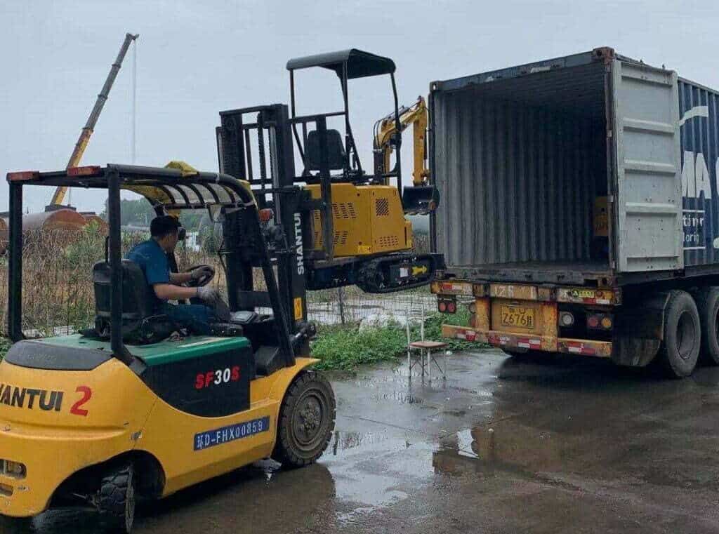 HIOSEN digger loading in container