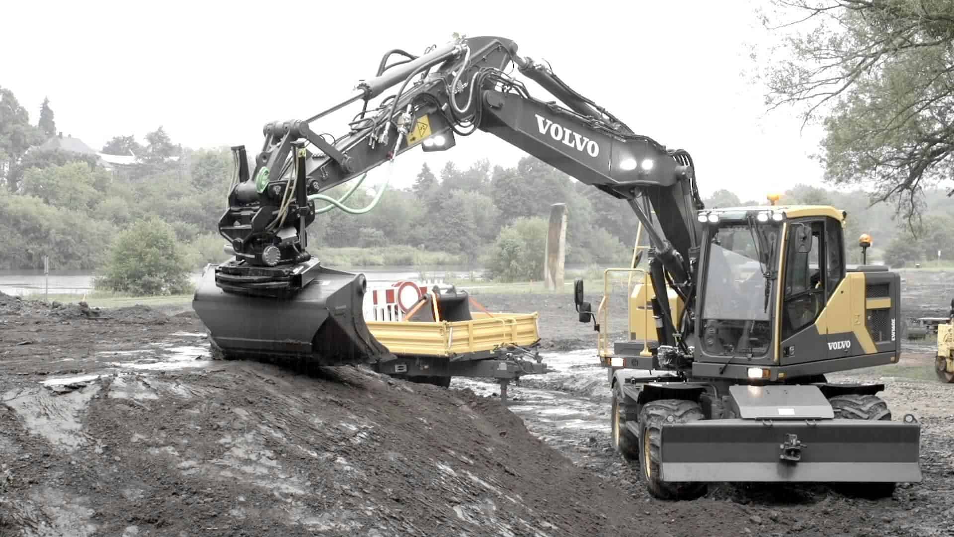 wheeled vs track excavator